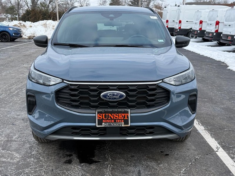 Ford Escape Vehicle Full-screen Gallery Image 10