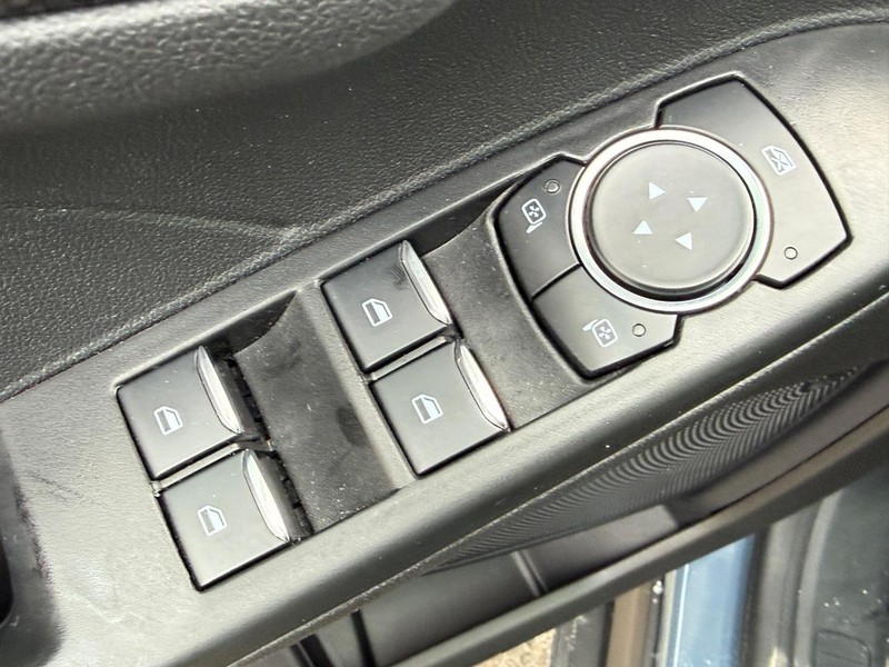 Ford Escape Vehicle Full-screen Gallery Image 15