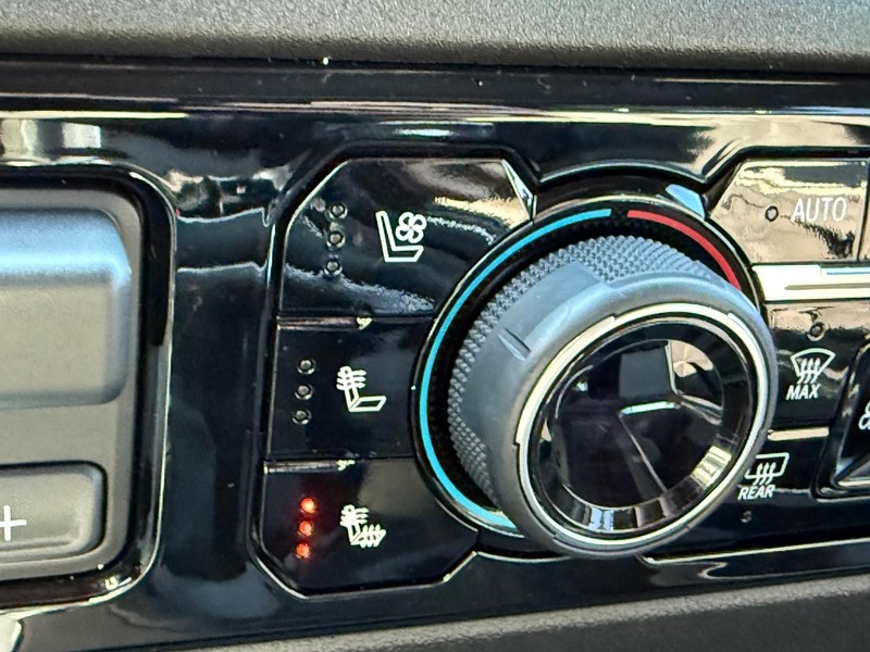 Chevrolet Silverado 1500 Vehicle Full-screen Gallery Image 24