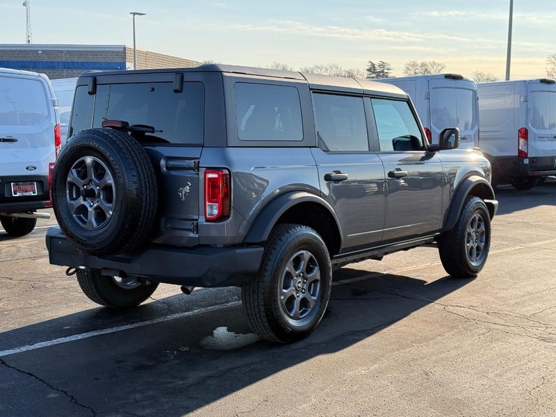 Ford Bronco Vehicle Full-screen Gallery Image 03