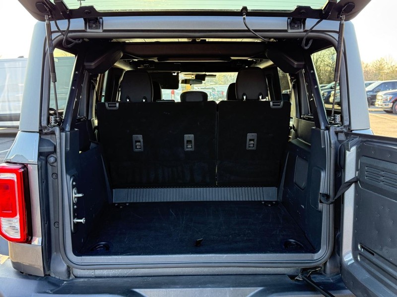 Ford Bronco Vehicle Full-screen Gallery Image 04