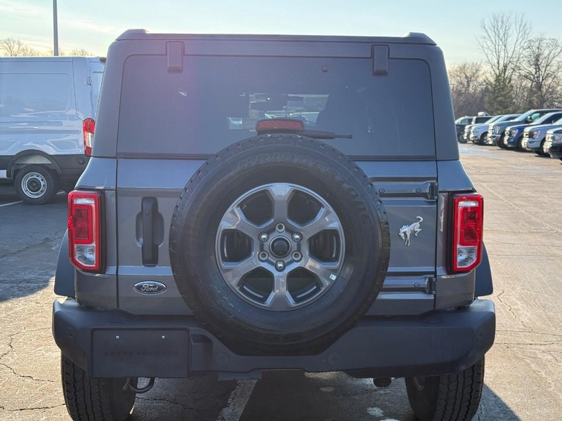 Ford Bronco Vehicle Full-screen Gallery Image 05