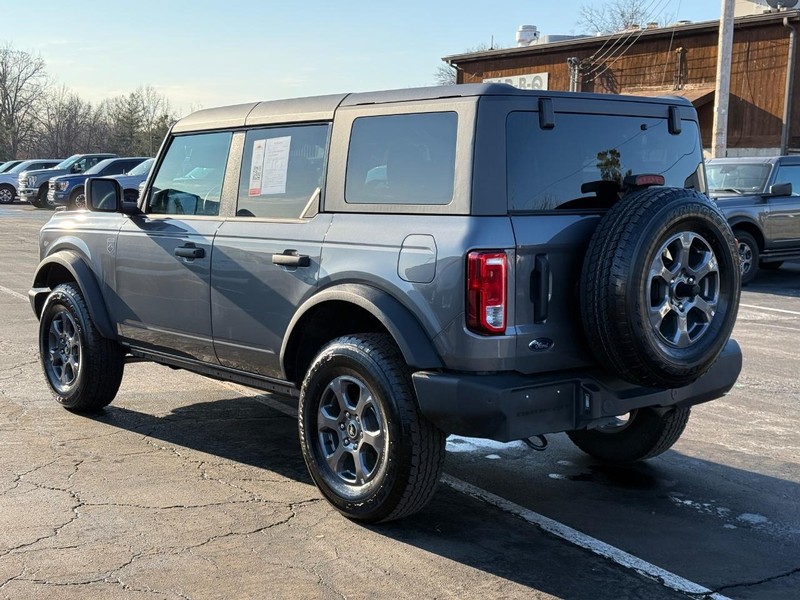 Ford Bronco Vehicle Full-screen Gallery Image 06