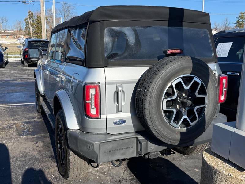 Ford Bronco Vehicle Full-screen Gallery Image 03