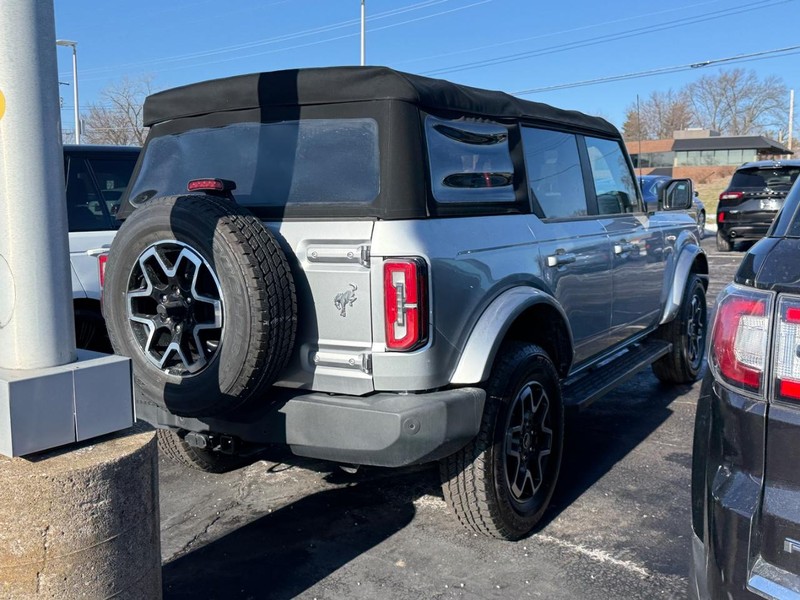 Ford Bronco Vehicle Full-screen Gallery Image 04