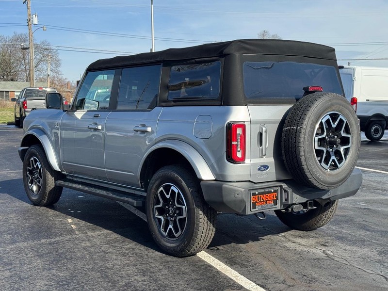 Ford Bronco Vehicle Full-screen Gallery Image 06