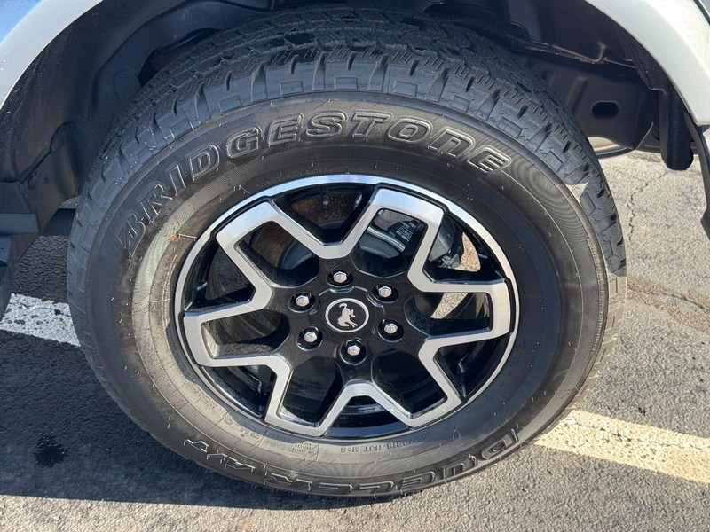 Ford Bronco Vehicle Full-screen Gallery Image 07