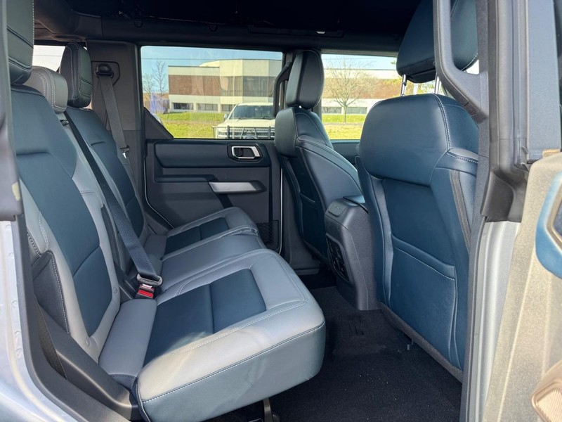 Ford Bronco Vehicle Full-screen Gallery Image 11