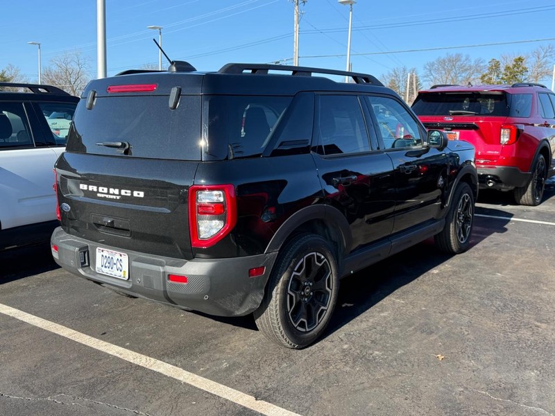 Ford Bronco Sport Vehicle Full-screen Gallery Image 04