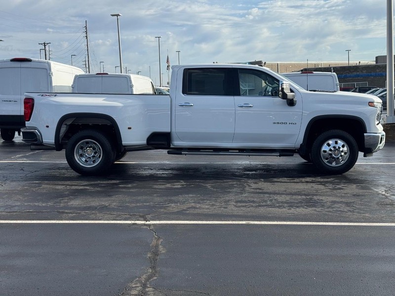 Chevrolet Silverado 3500HD Vehicle Full-screen Gallery Image 02