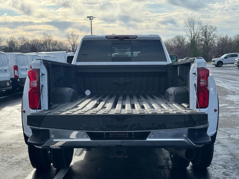 Chevrolet Silverado 3500HD Vehicle Full-screen Gallery Image 04