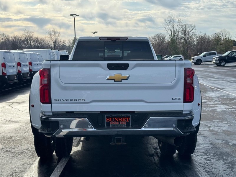 Chevrolet Silverado 3500HD Vehicle Full-screen Gallery Image 05