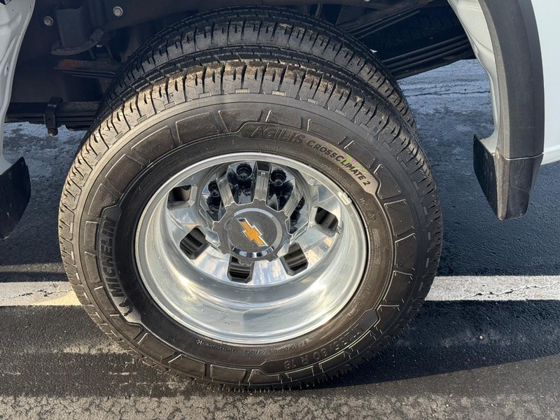 Chevrolet Silverado 3500HD Vehicle Full-screen Gallery Image 09