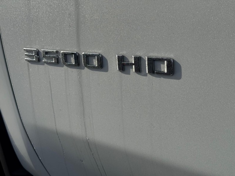 Chevrolet Silverado 3500HD Vehicle Full-screen Gallery Image 10