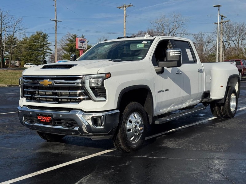Chevrolet Silverado 3500HD Vehicle Full-screen Gallery Image 12
