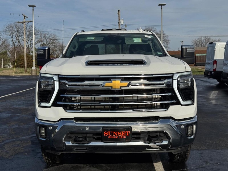 Chevrolet Silverado 3500HD Vehicle Full-screen Gallery Image 13