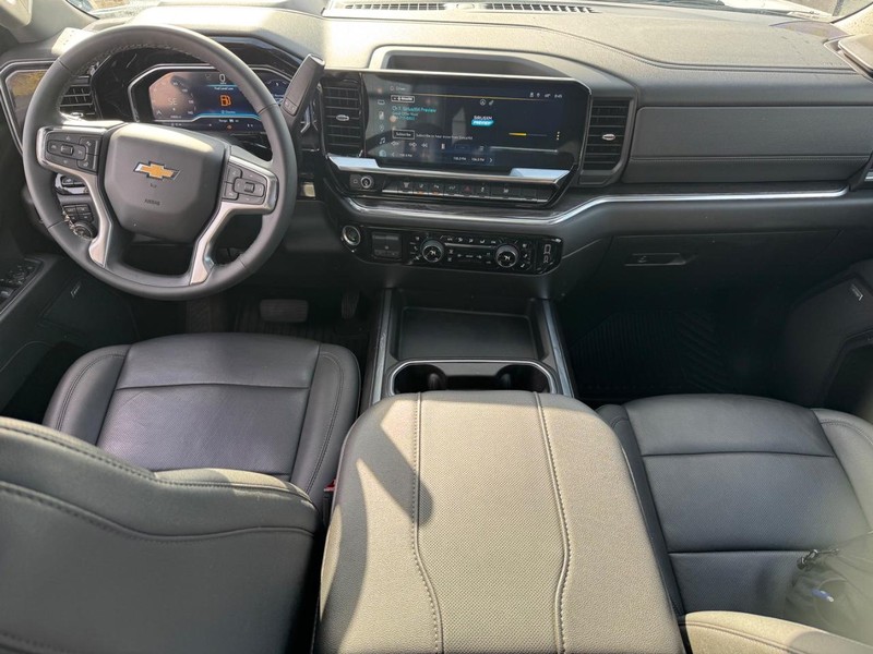 Chevrolet Silverado 3500HD Vehicle Full-screen Gallery Image 15