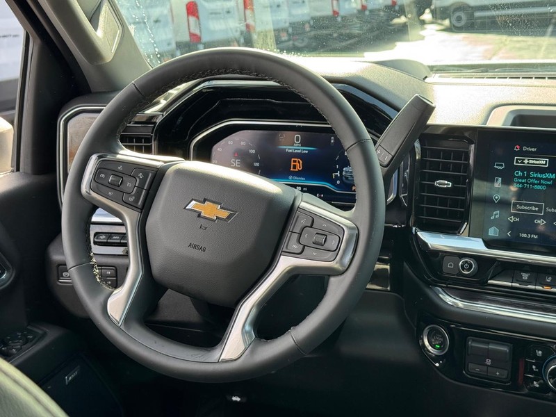 Chevrolet Silverado 3500HD Vehicle Full-screen Gallery Image 16