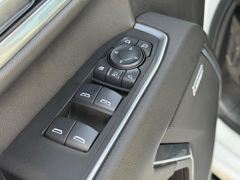 Chevrolet Silverado 3500HD Vehicle Full-screen Gallery Image 19