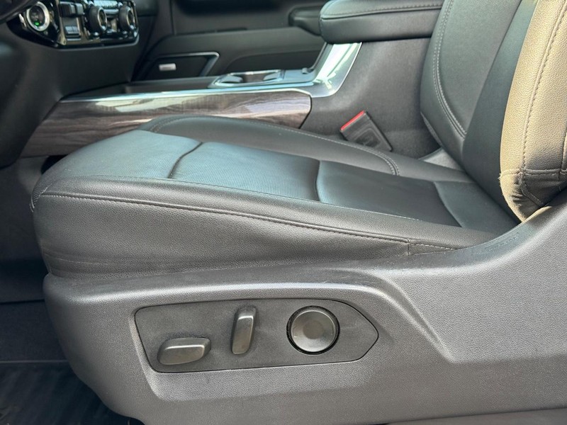 Chevrolet Silverado 3500HD Vehicle Full-screen Gallery Image 21