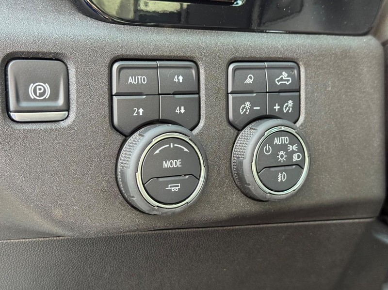Chevrolet Silverado 3500HD Vehicle Full-screen Gallery Image 22