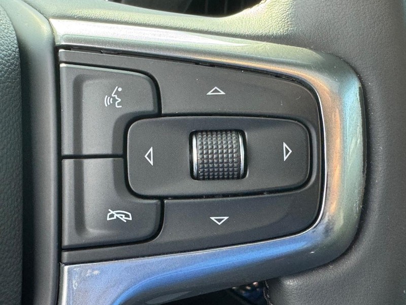 Chevrolet Silverado 3500HD Vehicle Full-screen Gallery Image 24