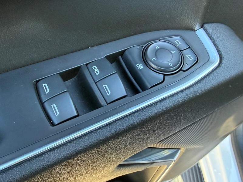 Chevrolet Silverado 1500 Vehicle Full-screen Gallery Image 16