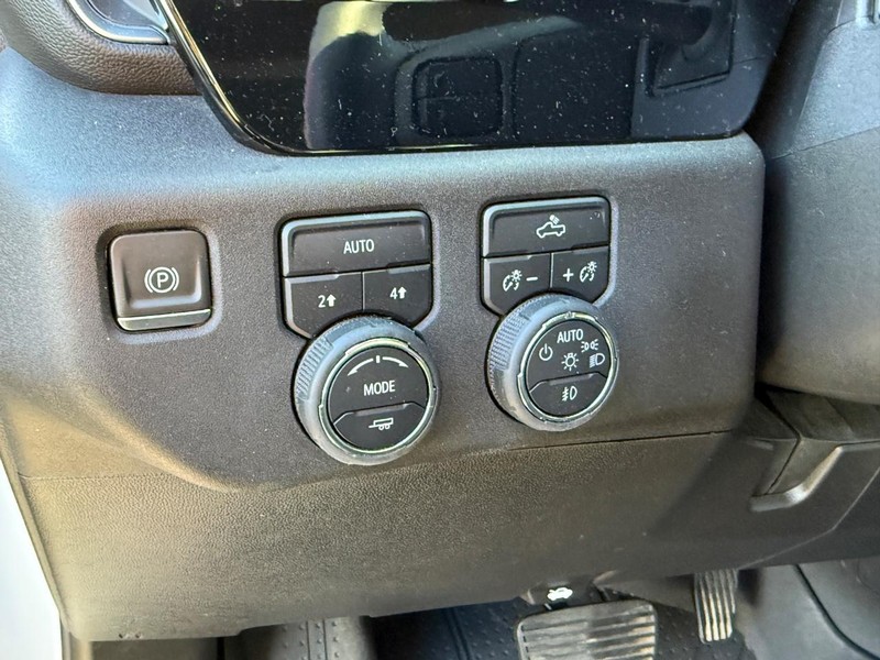 Chevrolet Silverado 1500 Vehicle Full-screen Gallery Image 18