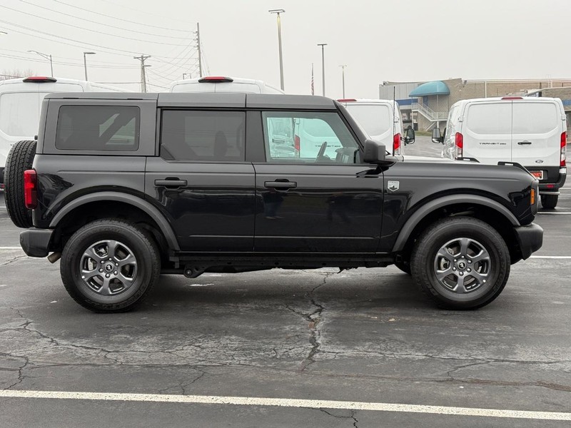 Ford Bronco Vehicle Full-screen Gallery Image 02