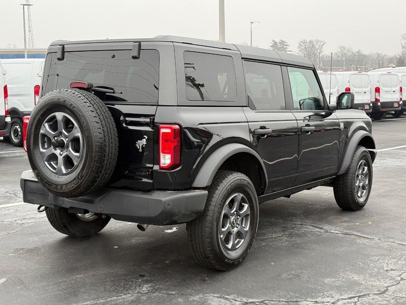 Ford Bronco Vehicle Full-screen Gallery Image 03