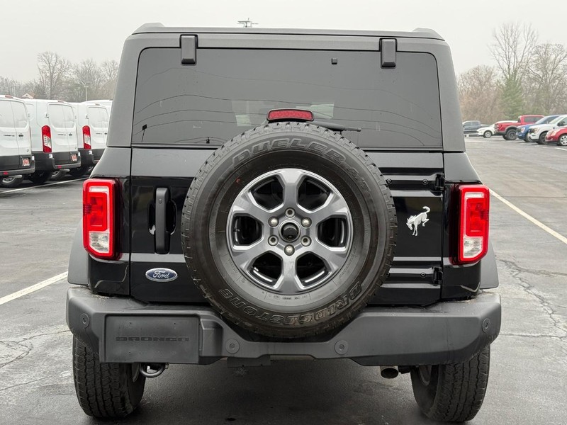 Ford Bronco Vehicle Full-screen Gallery Image 05