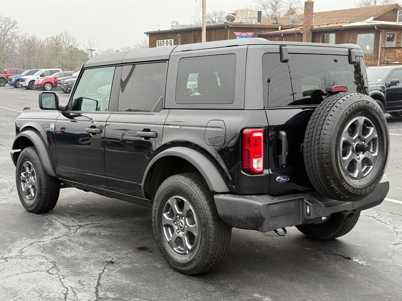 Ford Bronco Vehicle Full-screen Gallery Image 06