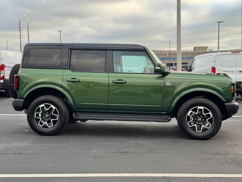Ford Bronco Vehicle Full-screen Gallery Image 02