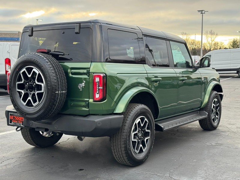 Ford Bronco Vehicle Full-screen Gallery Image 03