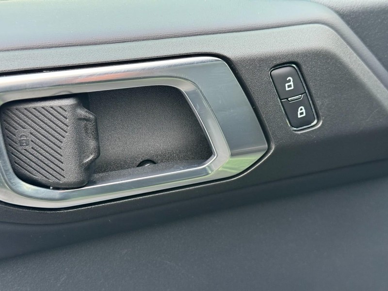 Ford Bronco Vehicle Full-screen Gallery Image 15