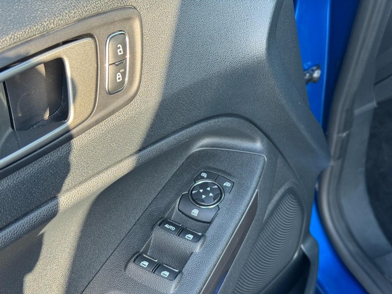 Ford EcoSport Vehicle Full-screen Gallery Image 14