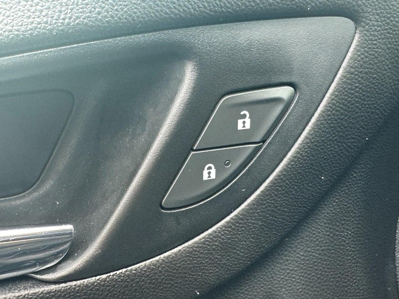 Chevrolet Equinox Vehicle Full-screen Gallery Image 16