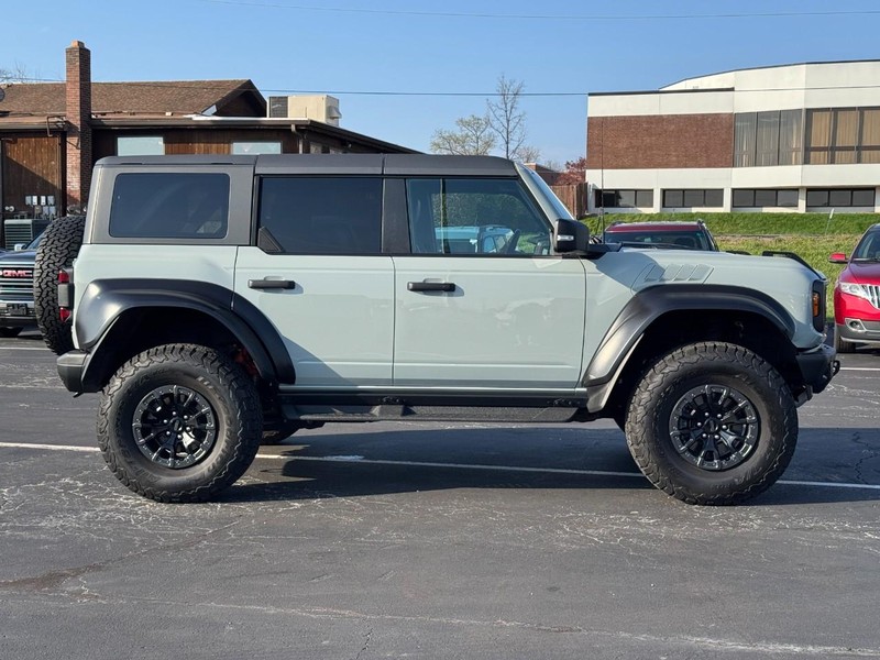 Ford Bronco Vehicle Full-screen Gallery Image 02