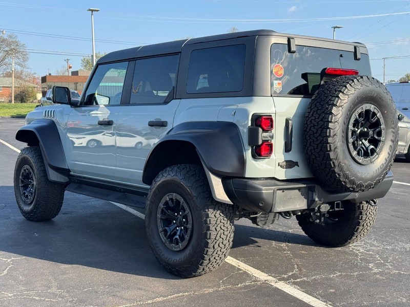 Ford Bronco Vehicle Full-screen Gallery Image 06
