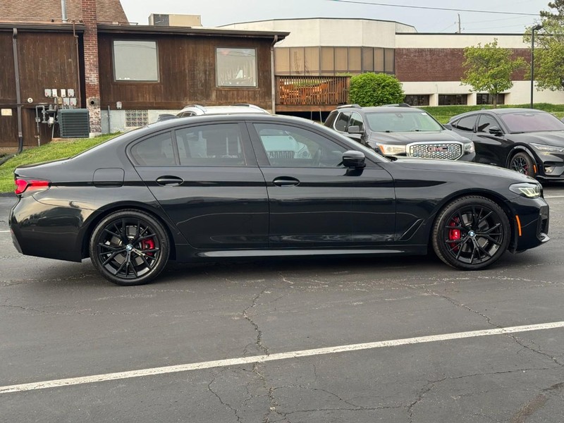 BMW 5 Series Vehicle Full-screen Gallery Image 02