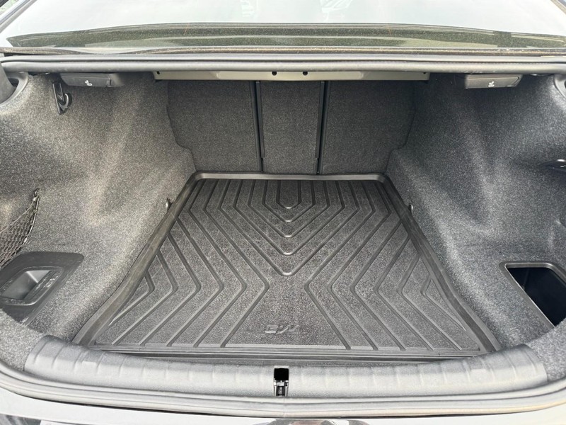 BMW 5 Series Vehicle Full-screen Gallery Image 04