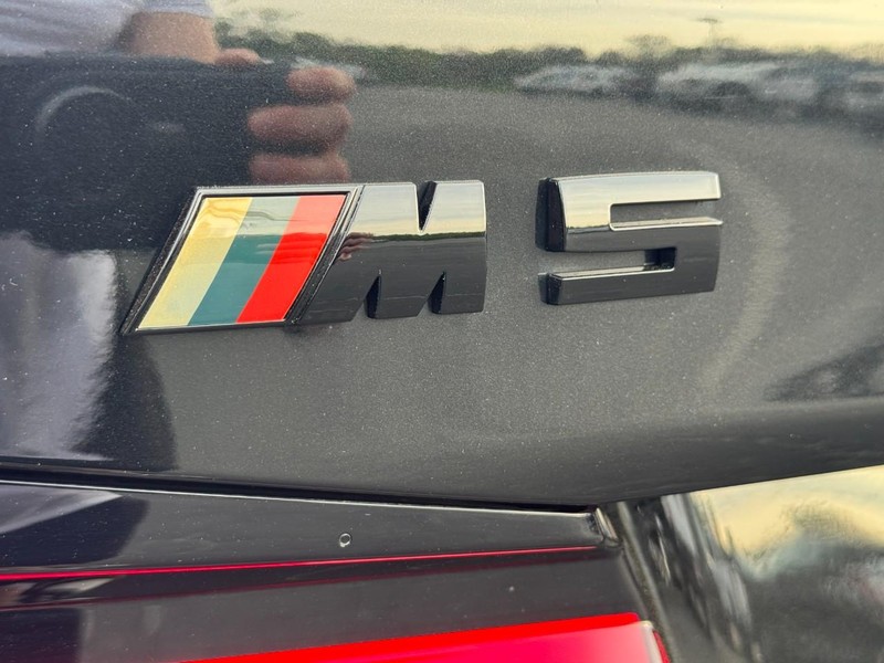 BMW 5 Series Vehicle Full-screen Gallery Image 06