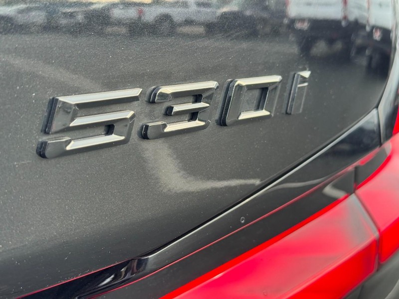 BMW 5 Series Vehicle Full-screen Gallery Image 07