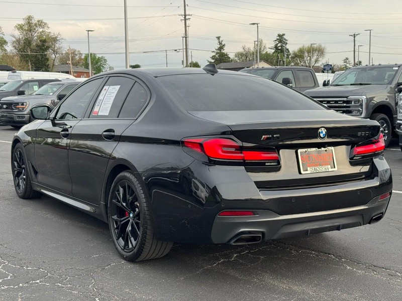 BMW 5 Series Vehicle Full-screen Gallery Image 08