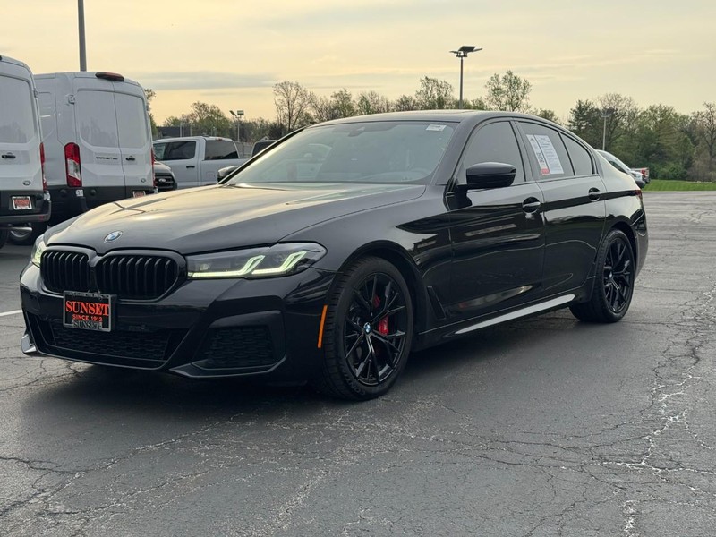 BMW 5 Series Vehicle Full-screen Gallery Image 09