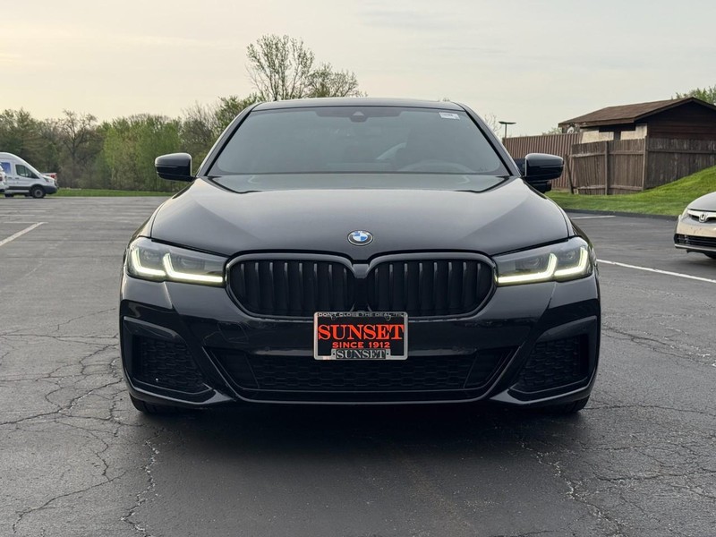 BMW 5 Series Vehicle Full-screen Gallery Image 10