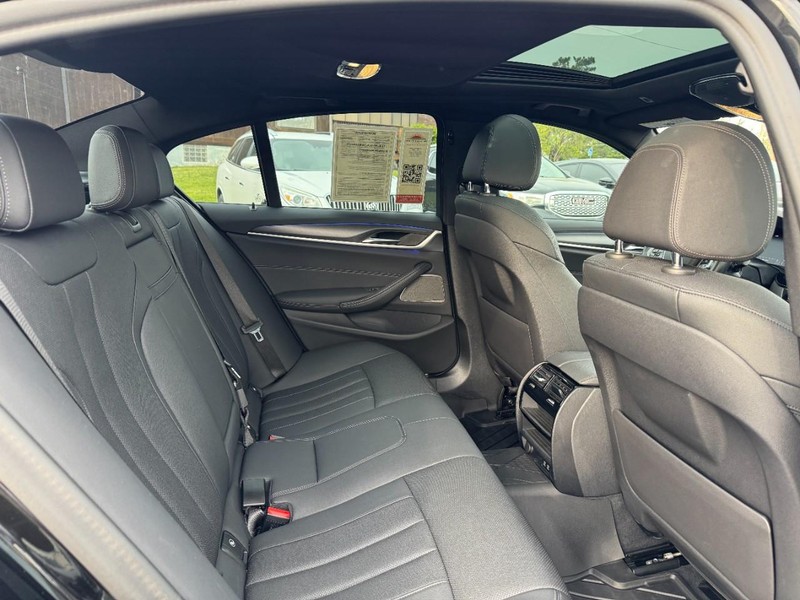 BMW 5 Series Vehicle Full-screen Gallery Image 11