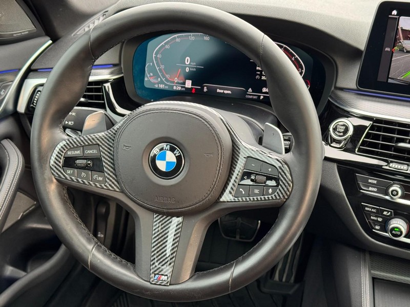 BMW 5 Series Vehicle Full-screen Gallery Image 13
