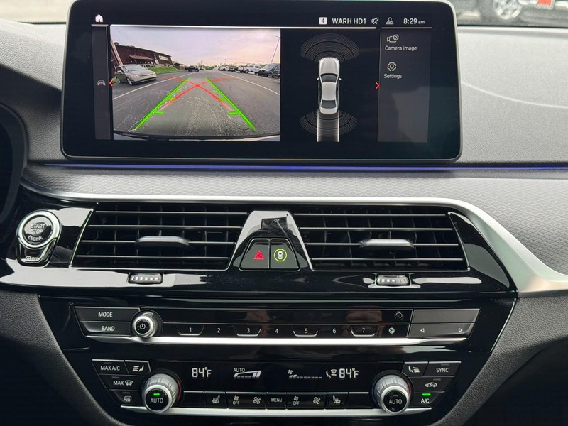 BMW 5 Series Vehicle Full-screen Gallery Image 14