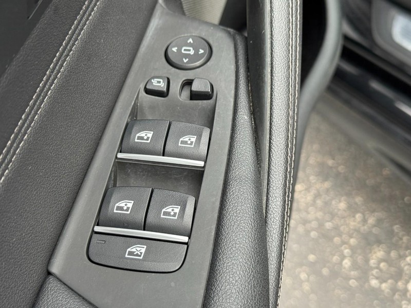 BMW 5 Series Vehicle Full-screen Gallery Image 15